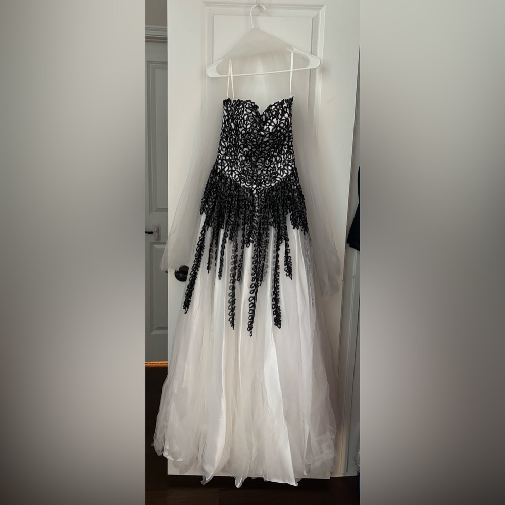 NWOT Nina Canacci Black and White Sweetheart Gown - Picture 2 of 3